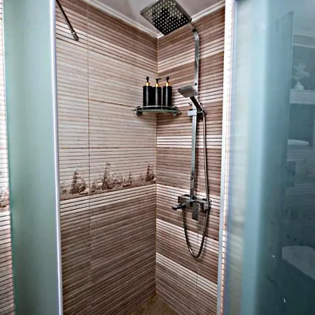 Heart Of - Optional Paid Parking